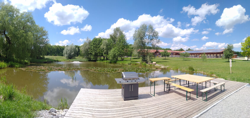 panorama weiher mit barbecue gut mischenried