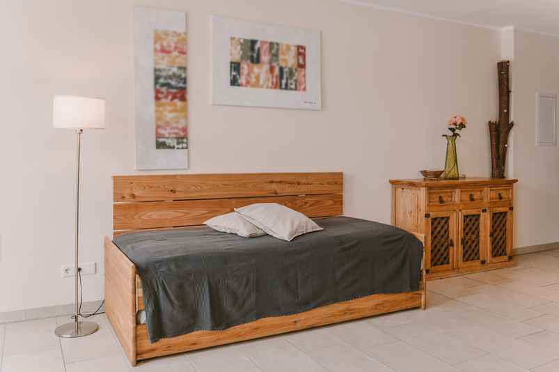 gut-mischenried-ferienwohnung-buche-wohnzimmer-mobil